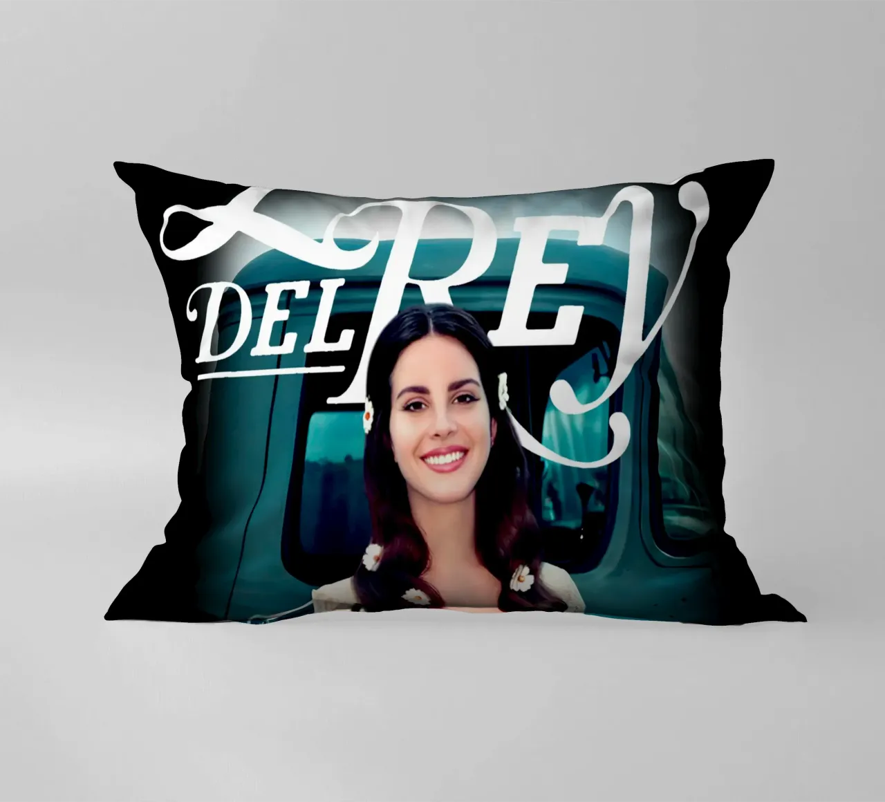 Auto d'epoca - Lana Del Rey cuscino da https://www.juniqe.com/uk/shop/Henndraws