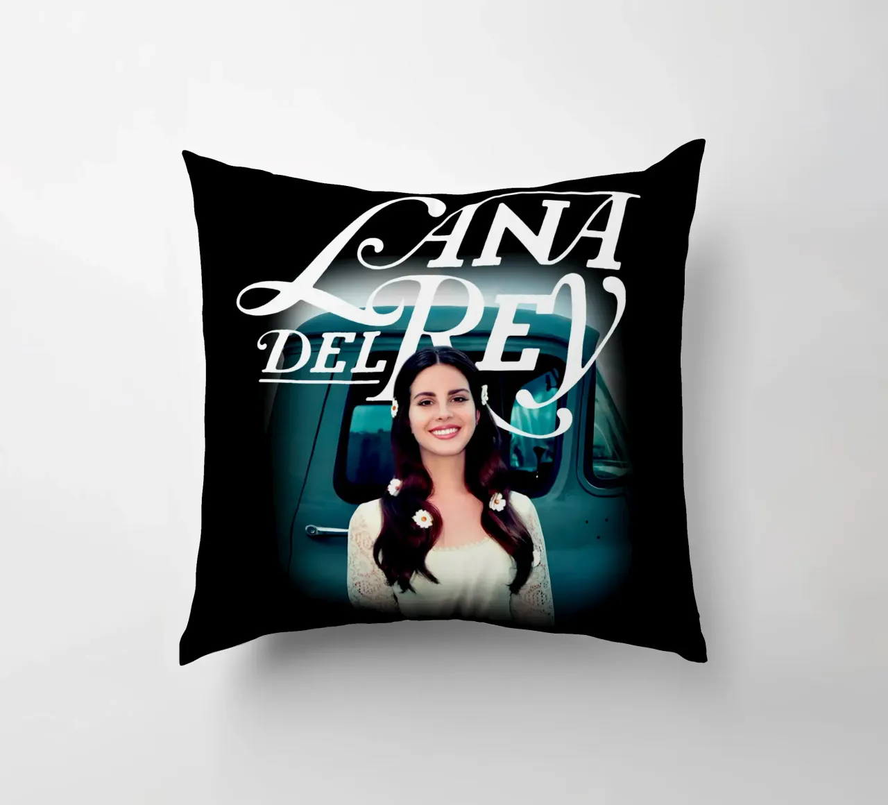 Auto d'epoca - Lana Del Rey cuscino da https://www.juniqe.com/uk/shop/Henndraws