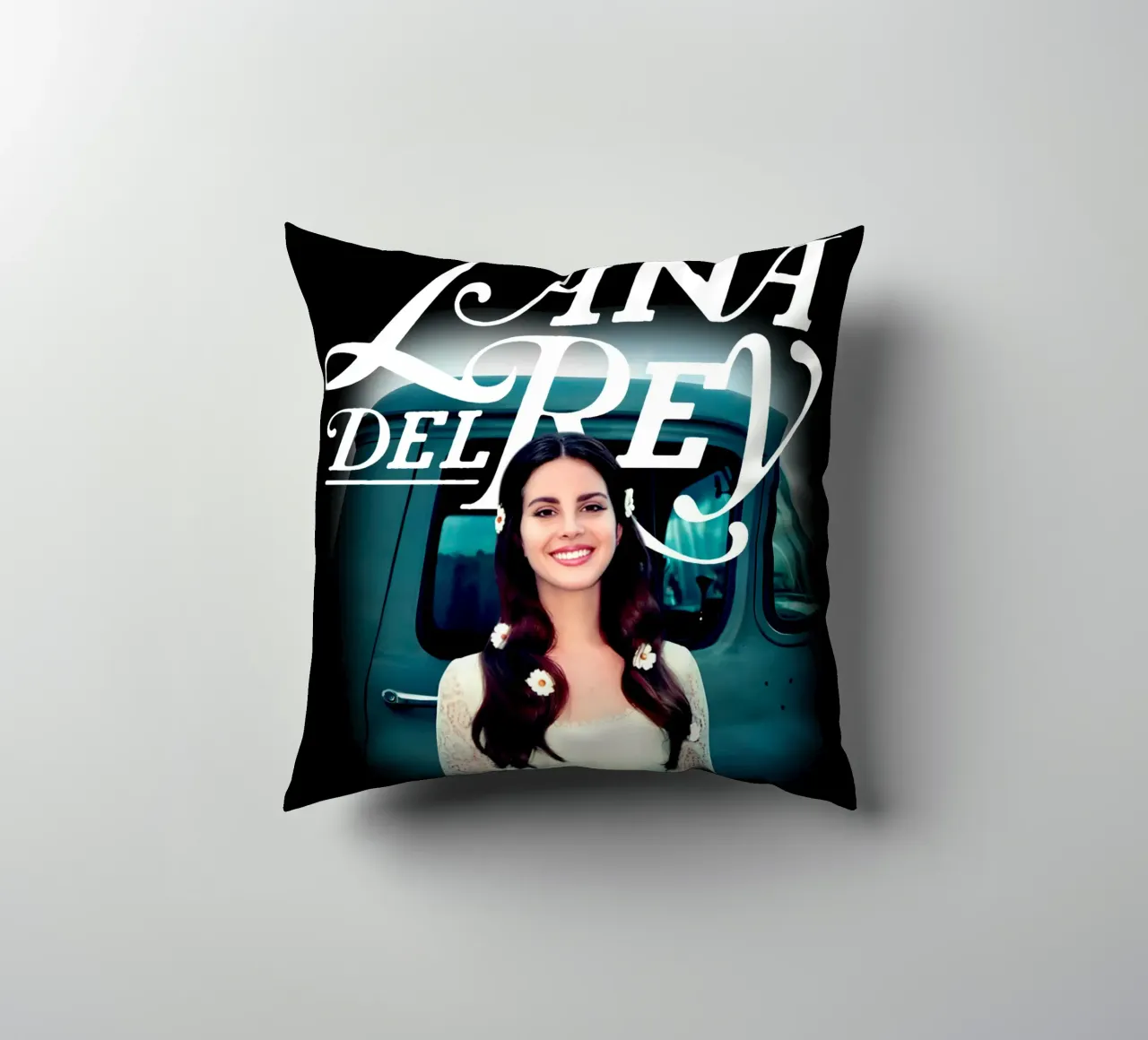 Auto d'epoca - Lana Del Rey cuscino da https://www.juniqe.com/uk/shop/Henndraws