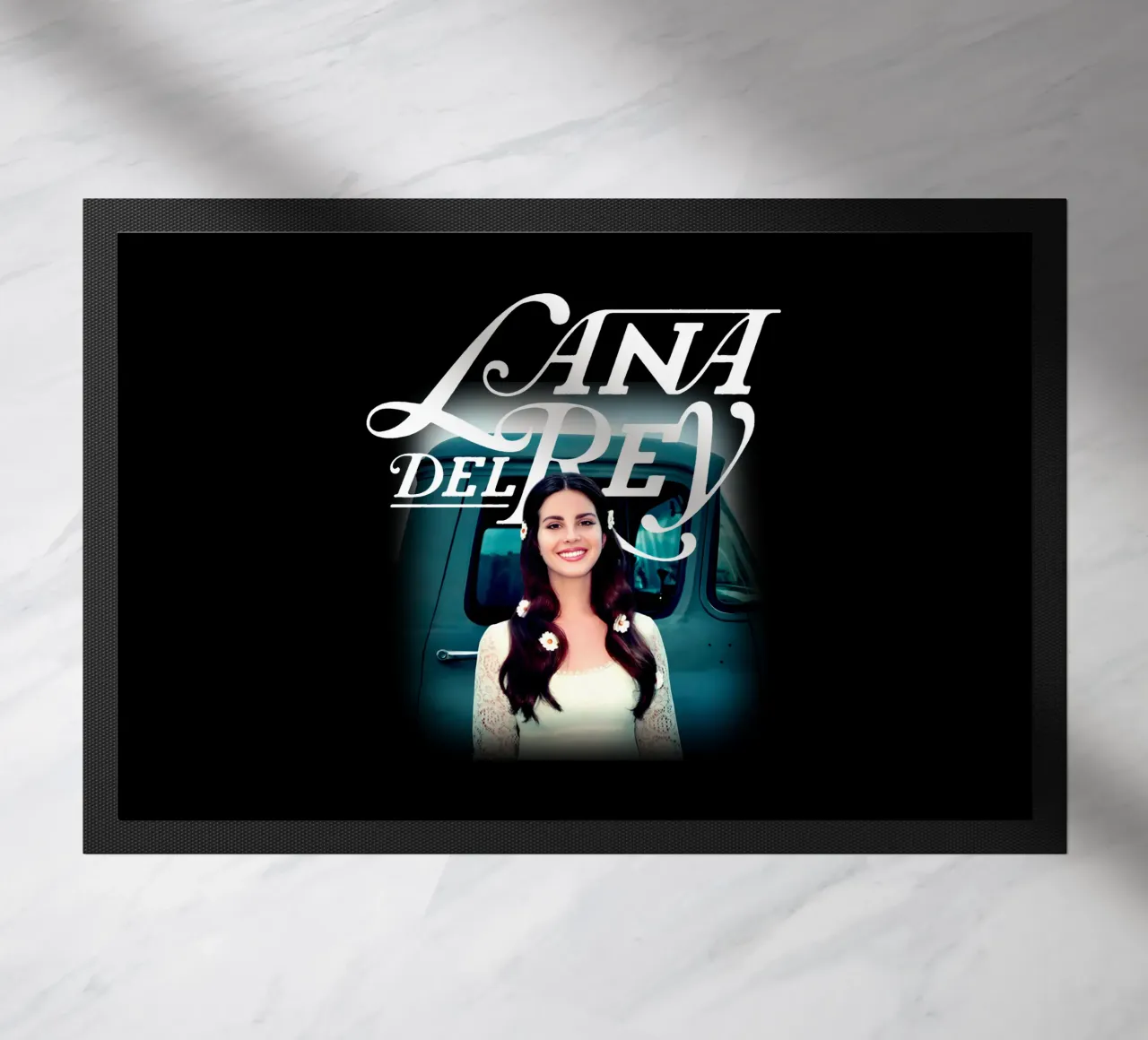 Auto d'epoca - Lana Del Rey zerbino da https://www.juniqe.com/uk/shop/Henndraws
