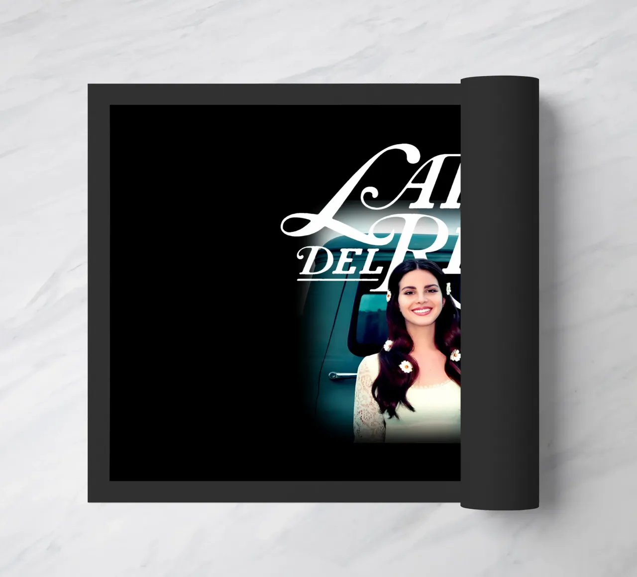 Auto d'epoca - Lana Del Rey zerbino da https://www.juniqe.com/uk/shop/Henndraws