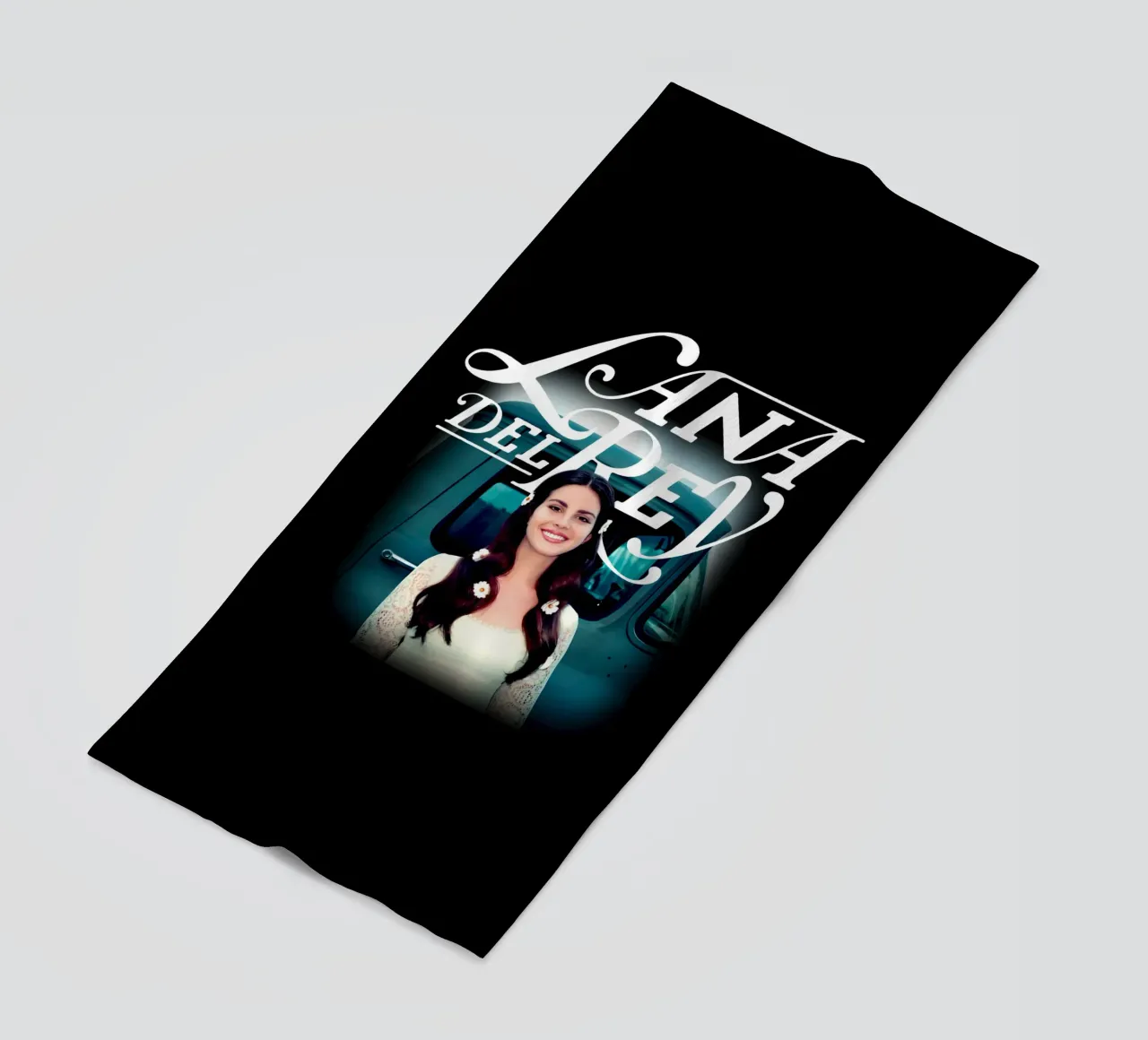 Auto d'epoca - Lana Del Rey telo mare da https://www.juniqe.com/uk/shop/Henndraws