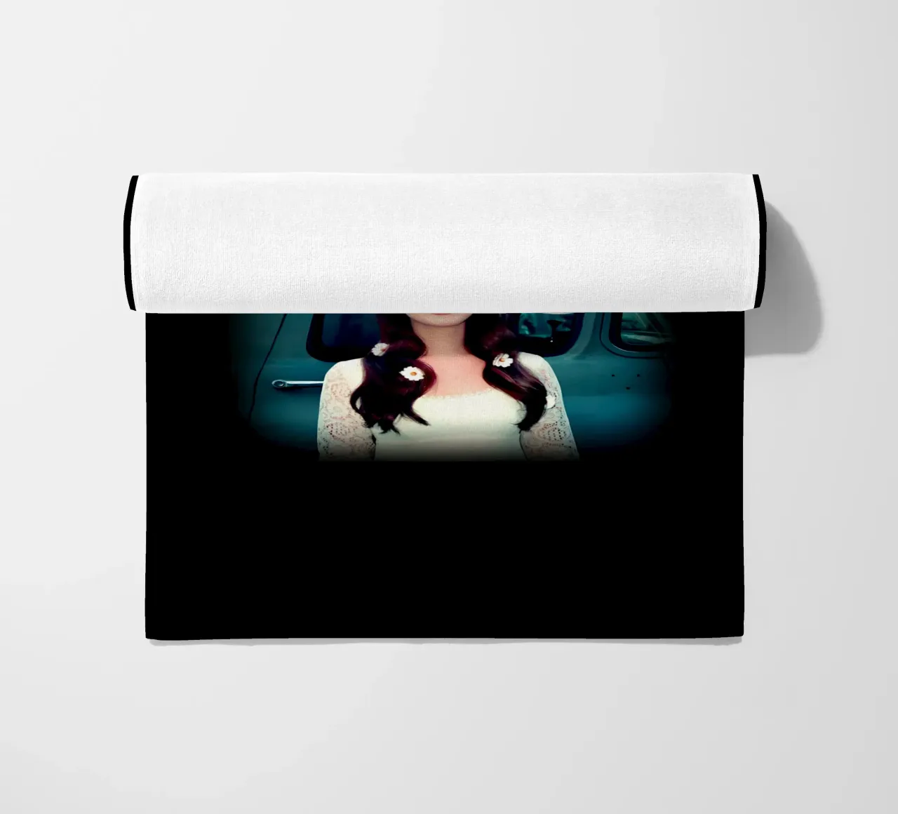 Auto d'epoca - Lana Del Rey telo mare da https://www.juniqe.com/uk/shop/Henndraws