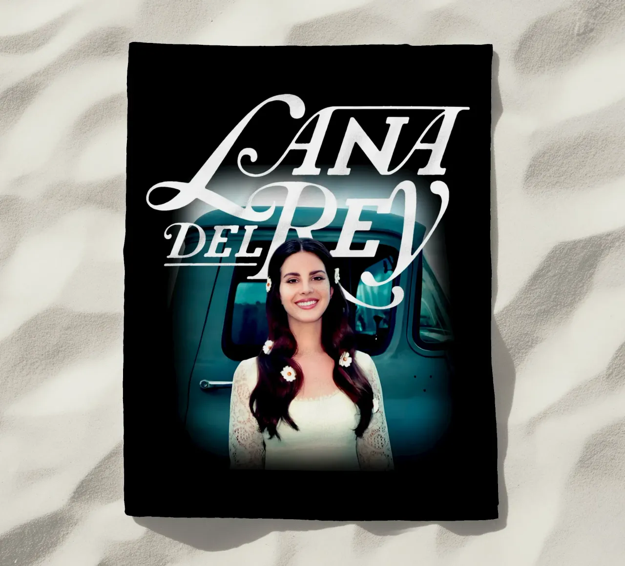 Auto d'epoca - Lana Del Rey telo mare da https://www.juniqe.com/uk/shop/Henndraws