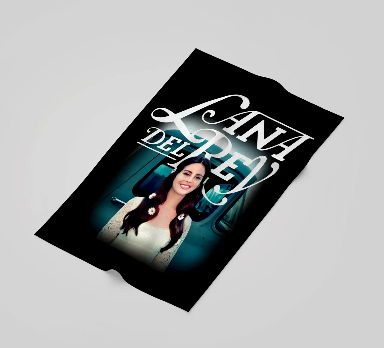 Auto d'epoca - Lana Del Rey telo mare da https://www.juniqe.com/uk/shop/Henndraws