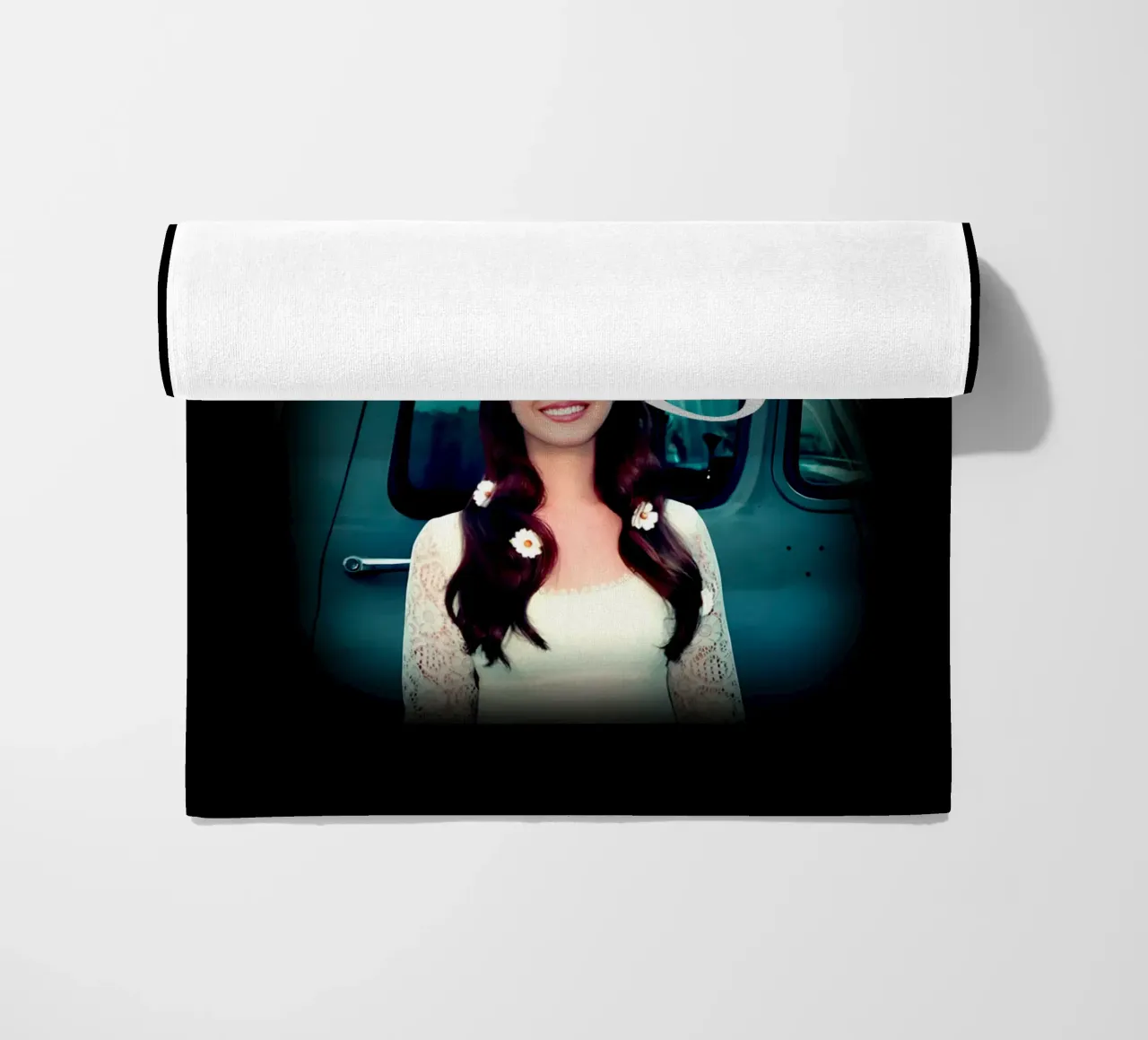 Auto d'epoca - Lana Del Rey telo mare da https://www.juniqe.com/uk/shop/Henndraws