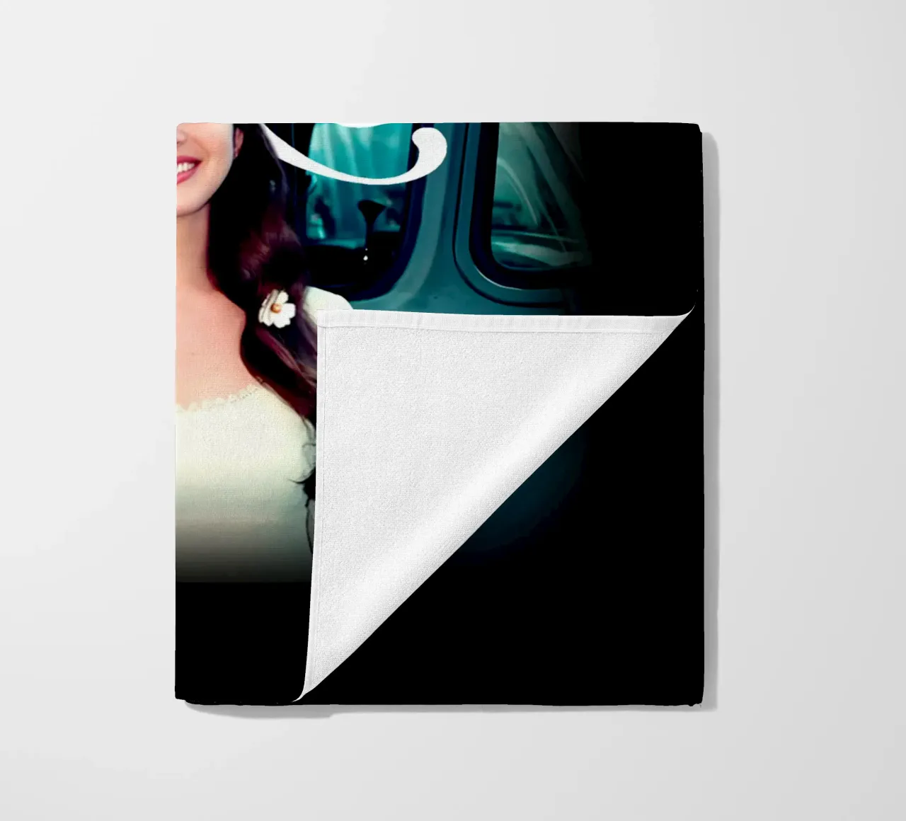 Auto d'epoca - Lana Del Rey telo mare da https://www.juniqe.com/uk/shop/Henndraws