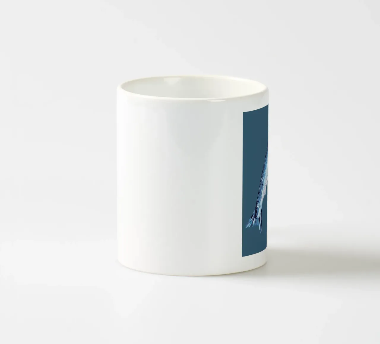 Leaping Salmon tazza in ceramica da Alice Straker