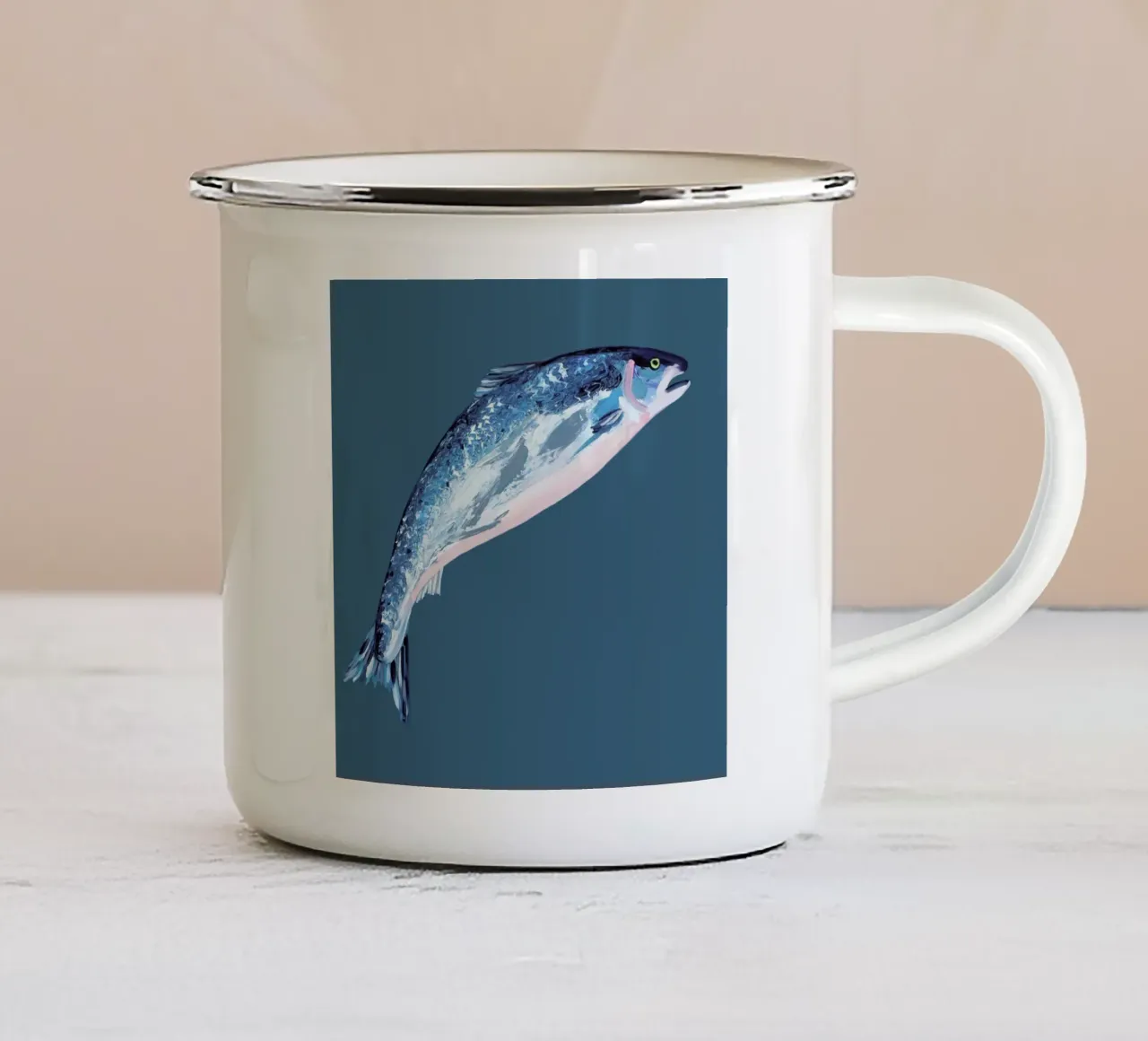 Leaping Salmon tazza in smalto da Alice Straker