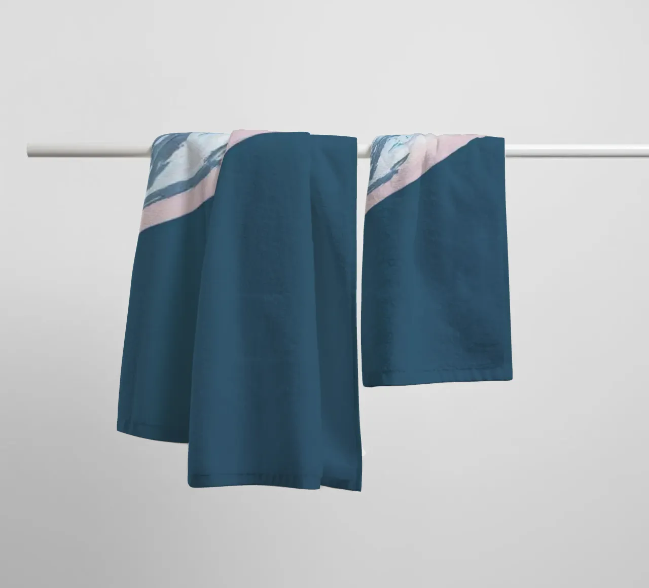 Leaping Salmon asciugamano da bagno da Alice Straker