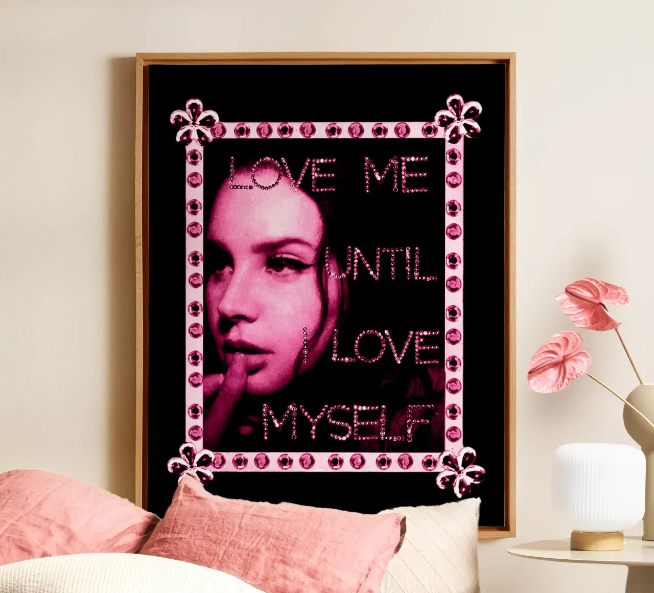 Roze frame - Lana Del Rey canvas met Baklijst van https://www.juniqe.com/uk/shop/Henndraws