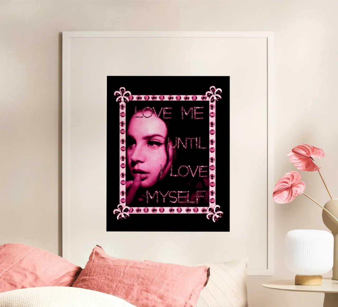 Cornice rosa - Lana Del Rey poster da https://www.juniqe.com/uk/shop/Henndraws