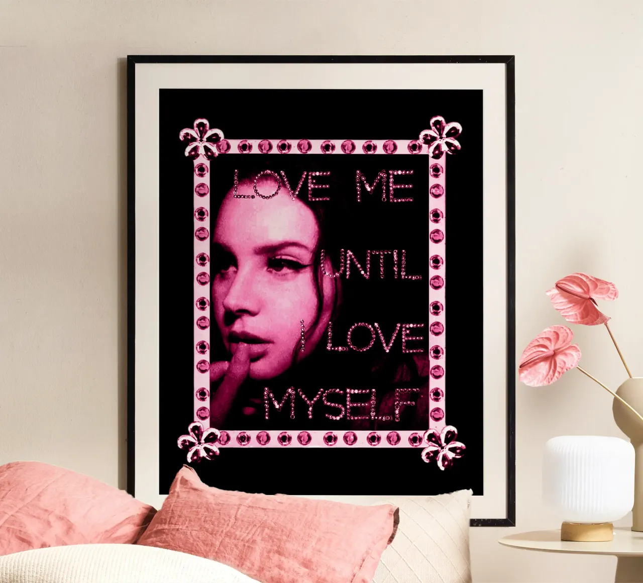 Cornice rosa - Lana Del Rey poster da https://www.juniqe.com/uk/shop/Henndraws