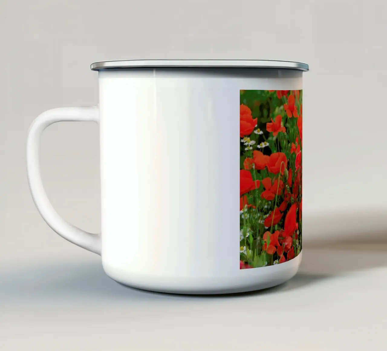 Red Poppyfield tazza in smalto da Curious Collections by Marielle Leenders