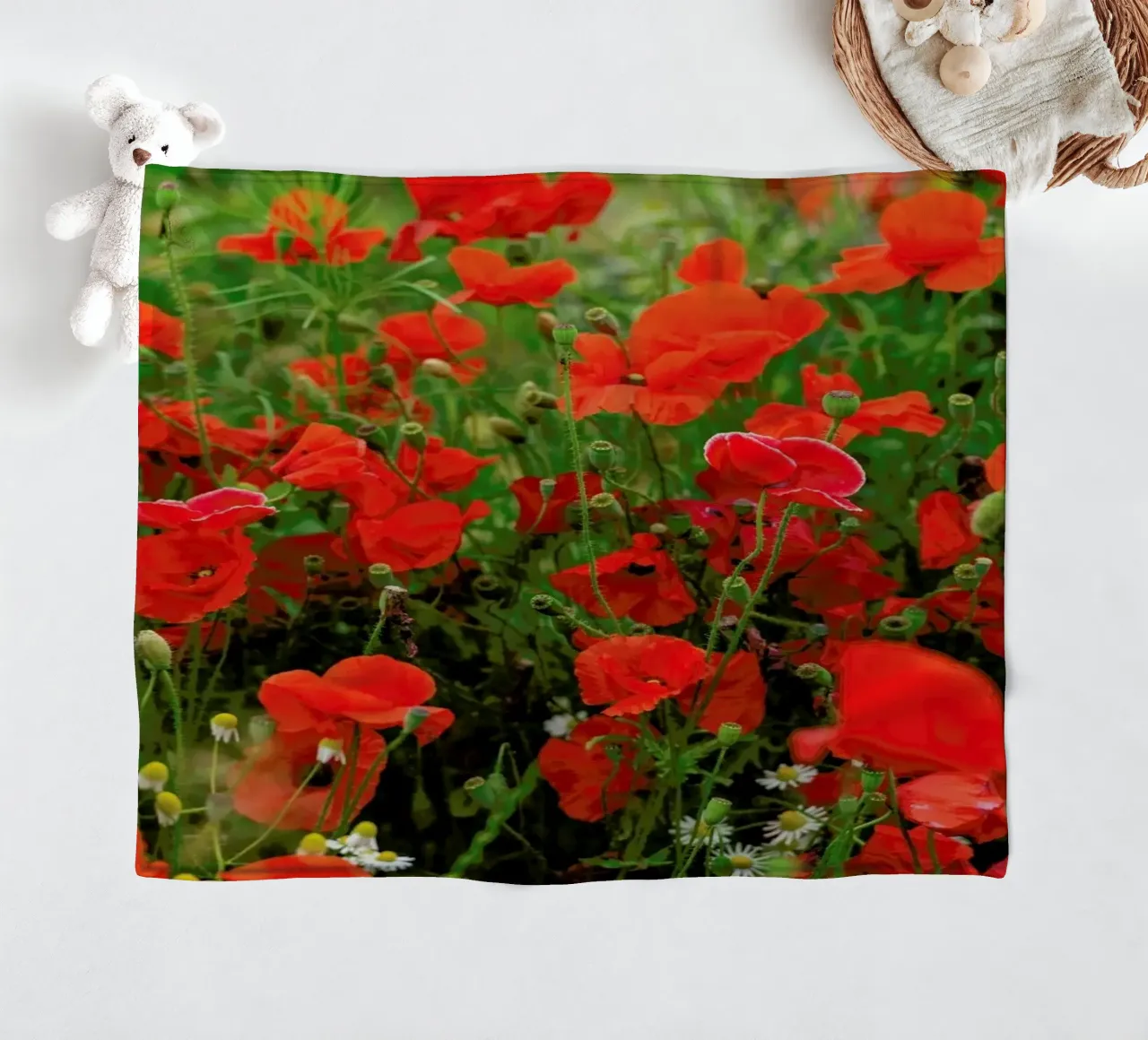 Red Poppyfield coperta in pile da Curious Collections by Marielle Leenders