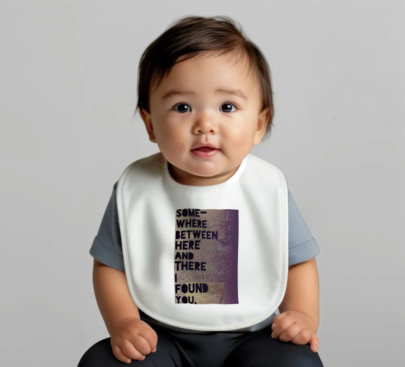 Here and There bavaglino da Leah Flores