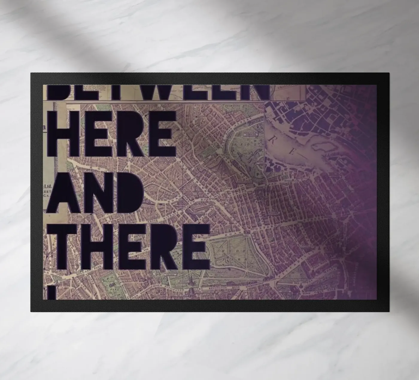 Here and There deurmat van Leah Flores