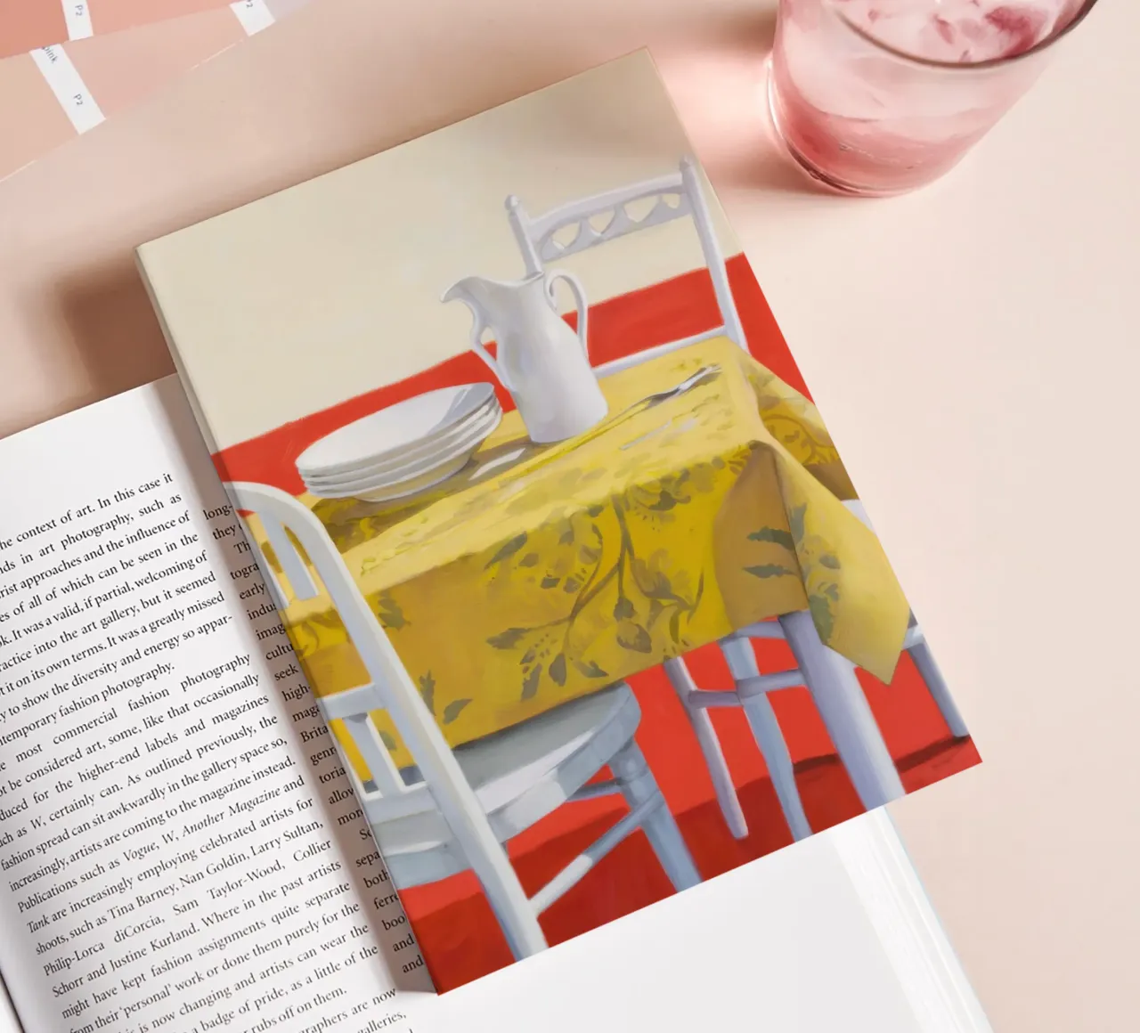 Table jaune carnet de notes de Pale Aura