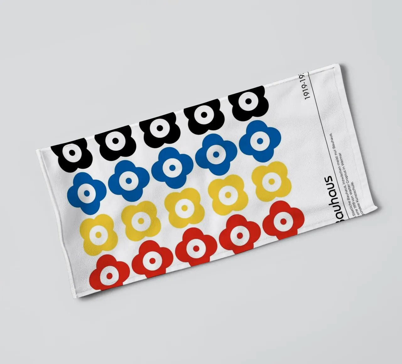 répétition du motif de couleur du cercle de fleurs serviette de bain de Amber Hughes