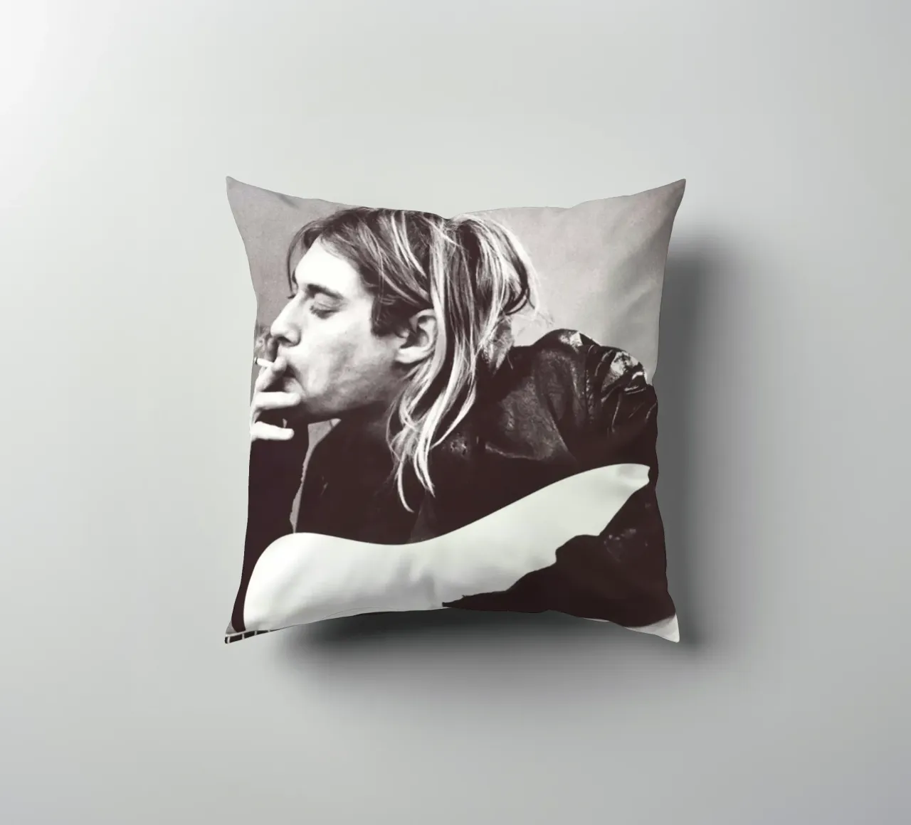Kurt Cobain Playing Guitar cuscino da Has Fab