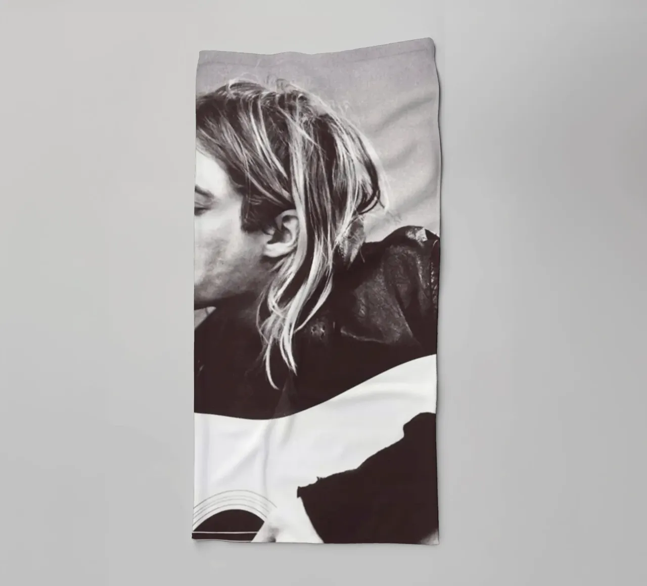 Kurt Cobain Playing Guitar asciugamano da bagno da Has Fab