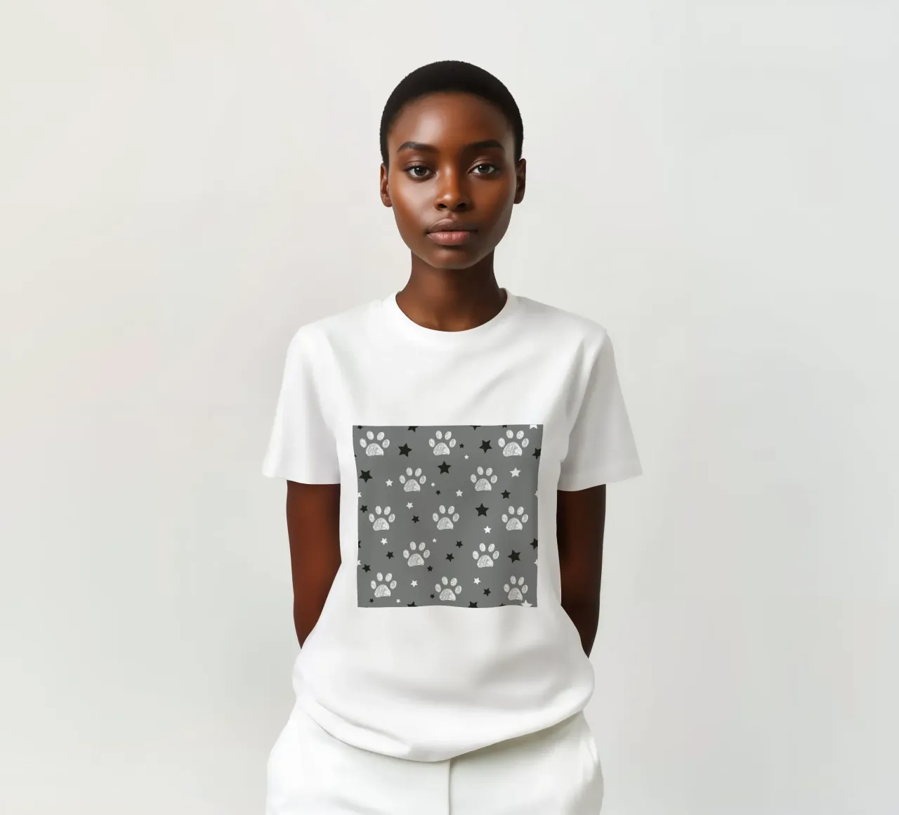Sfondo grigio con zampe e stelle bianche t-shirt da gulsengunel