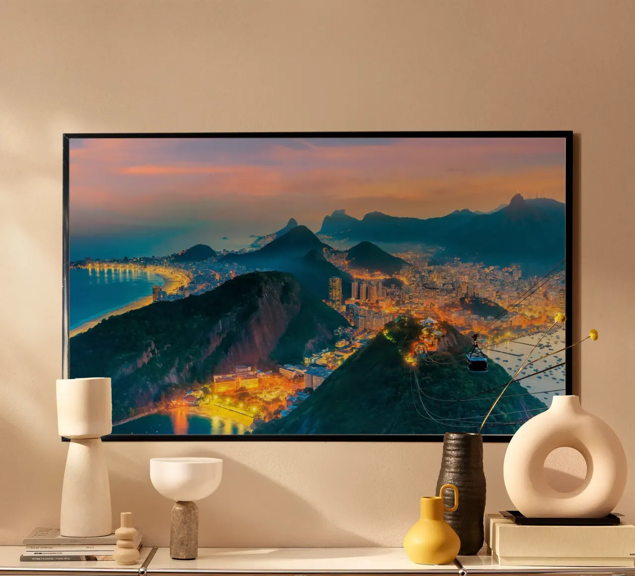 Copacabana e Botafogo di notte, Rio de Janeiro, Brasile poster con telaio in alluminio da PhotoVibe Decor