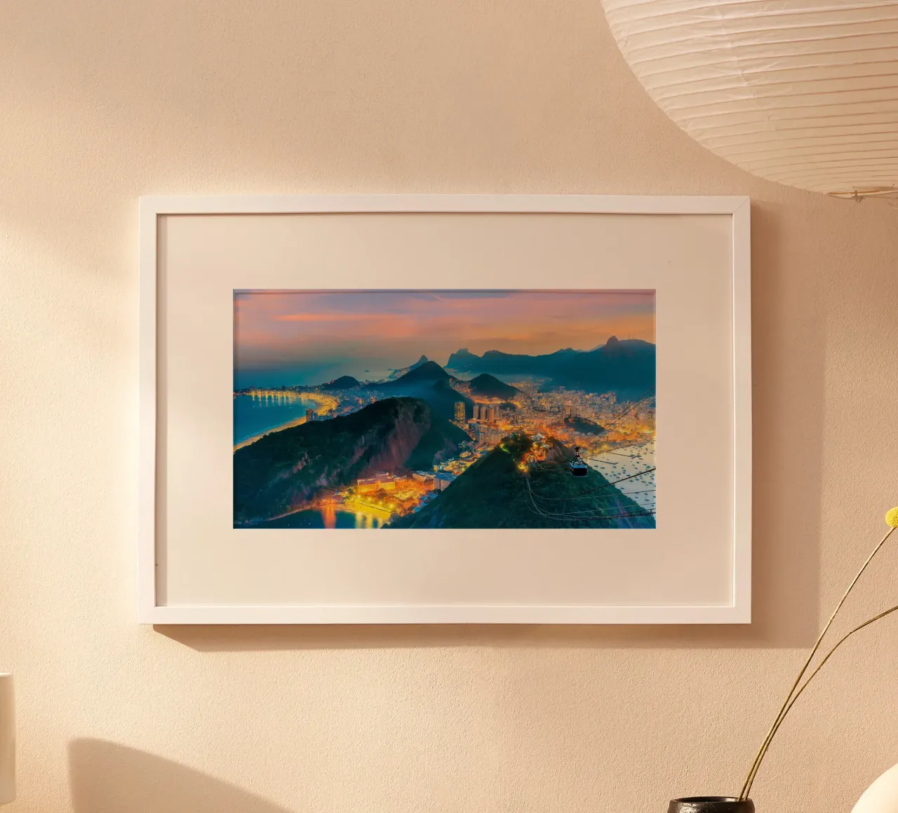 Copacabana e Botafogo di notte, Rio de Janeiro, Brasile poster con telaio in alluminio da PhotoVibe Decor