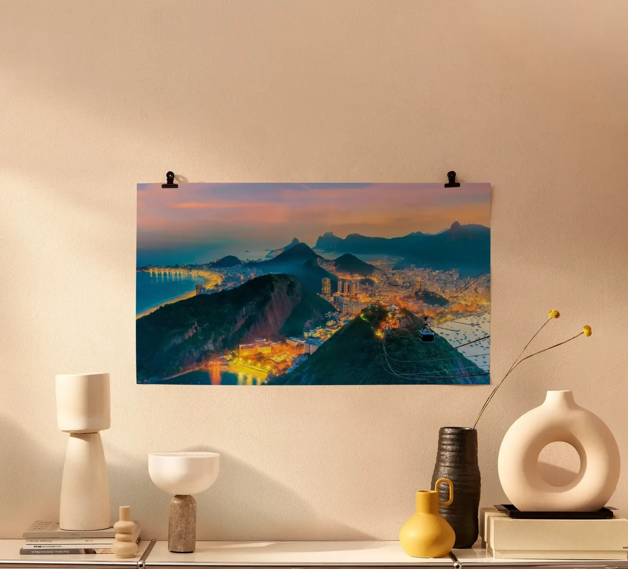 Copacabana e Botafogo di notte, Rio de Janeiro, Brasile poster con telaio in alluminio da PhotoVibe Decor