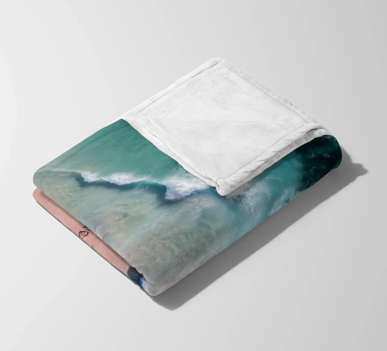 Pink Paradise Beach – Aerial Waves & Soft Sand Poster Fleecedecke von Vela Luna