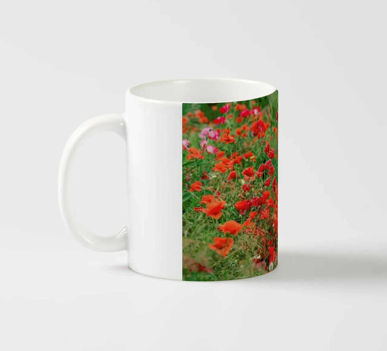 Wild Red Poppy Field tazza in ceramica da Curious Collections by Marielle Leenders