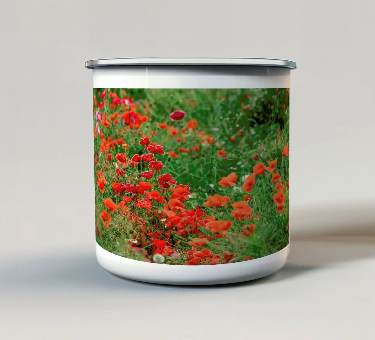 Wild Red Poppy Field tazza in smalto da Curious Collections by Marielle Leenders