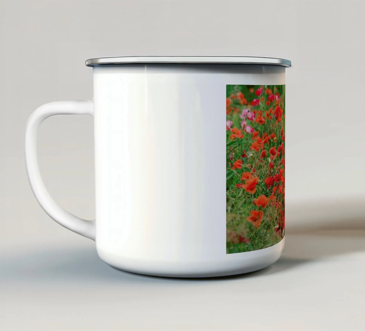 Wild Red Poppy Field tazza in smalto da Curious Collections by Marielle Leenders