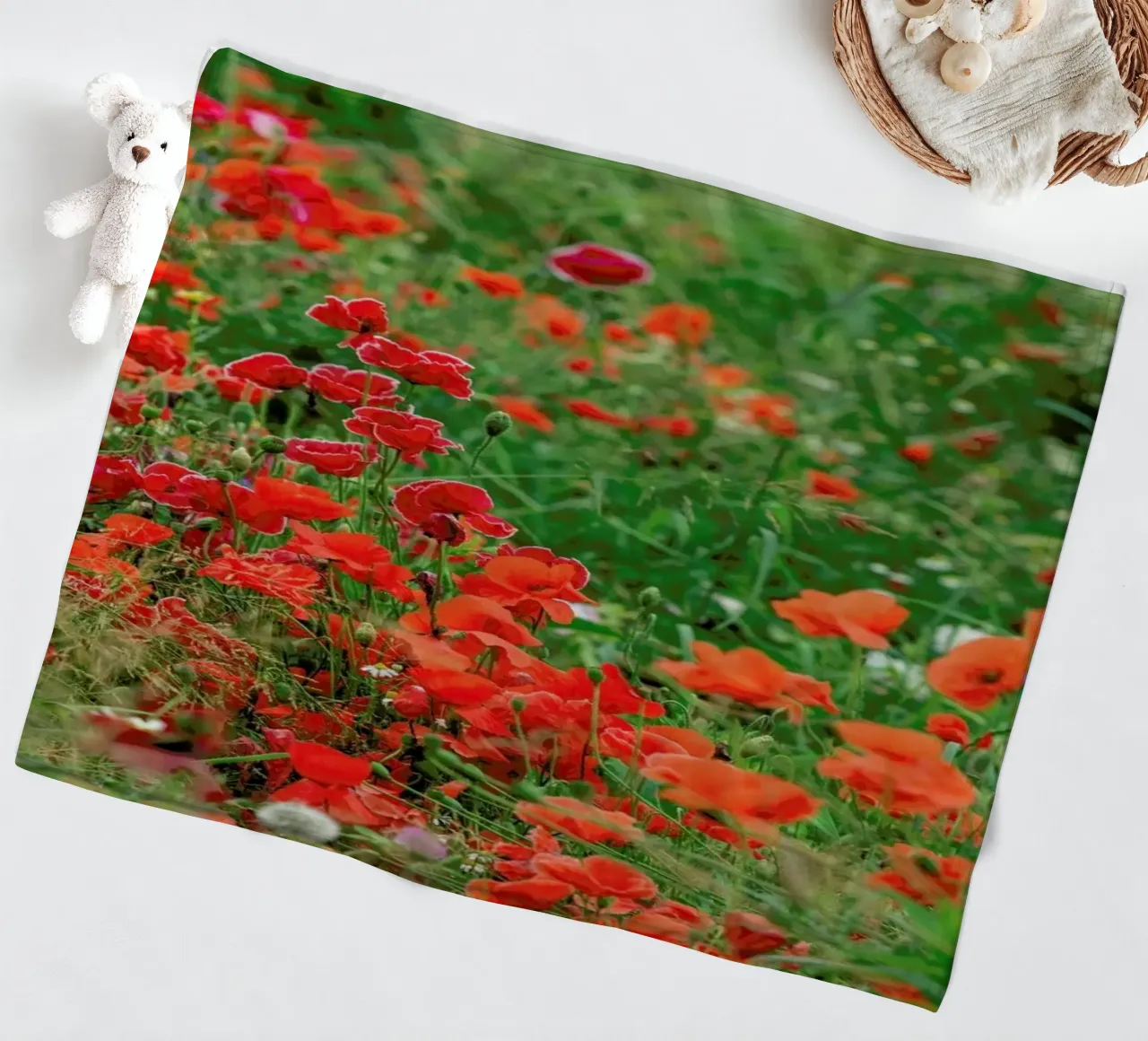 Wild Red Poppy Field coperta in pile da Curious Collections by Marielle Leenders