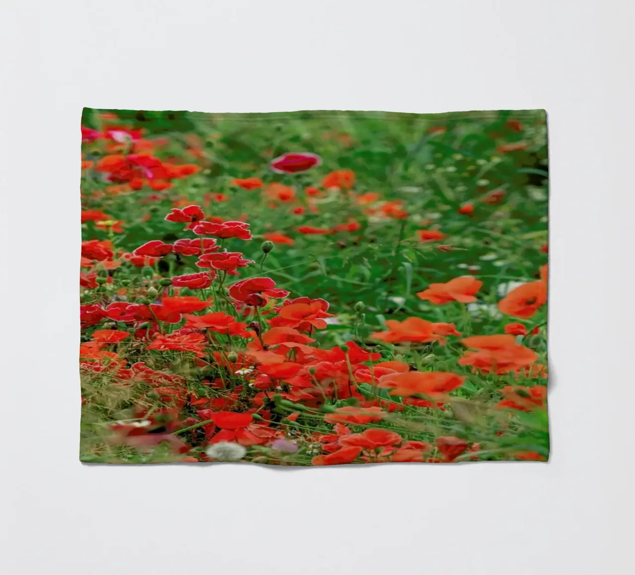 Wild Red Poppy Field coperta in pile da Curious Collections by Marielle Leenders