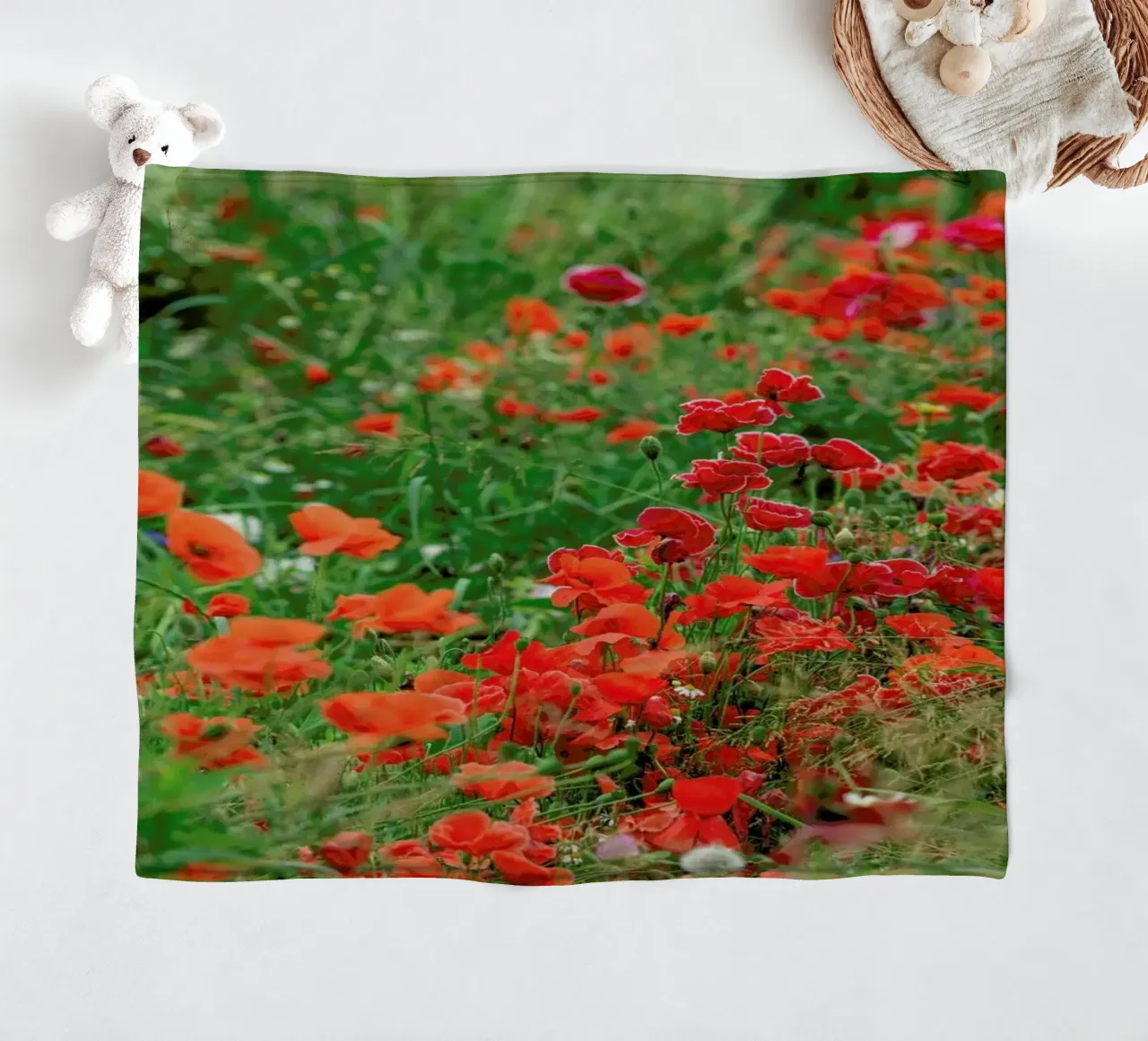Wild Red Poppy Field coperta in pile da Curious Collections by Marielle Leenders