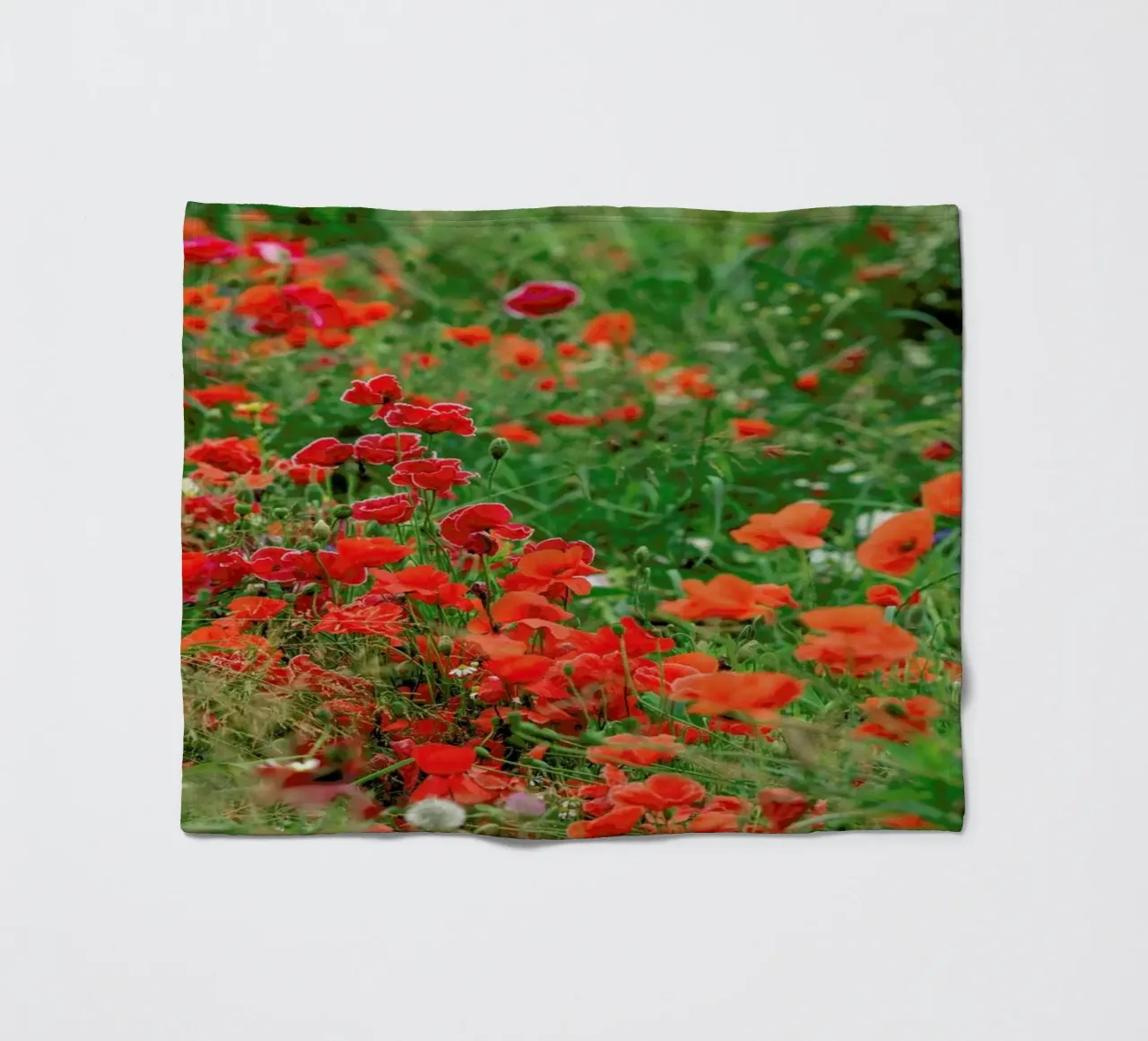 Wild Red Poppy Field coperta in pile da Curious Collections by Marielle Leenders