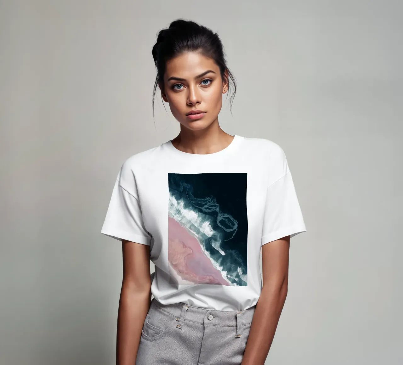 Dark Currents & Pink Sands - Abstract Aerial Ocean Print t-shirt da Vela Luna
