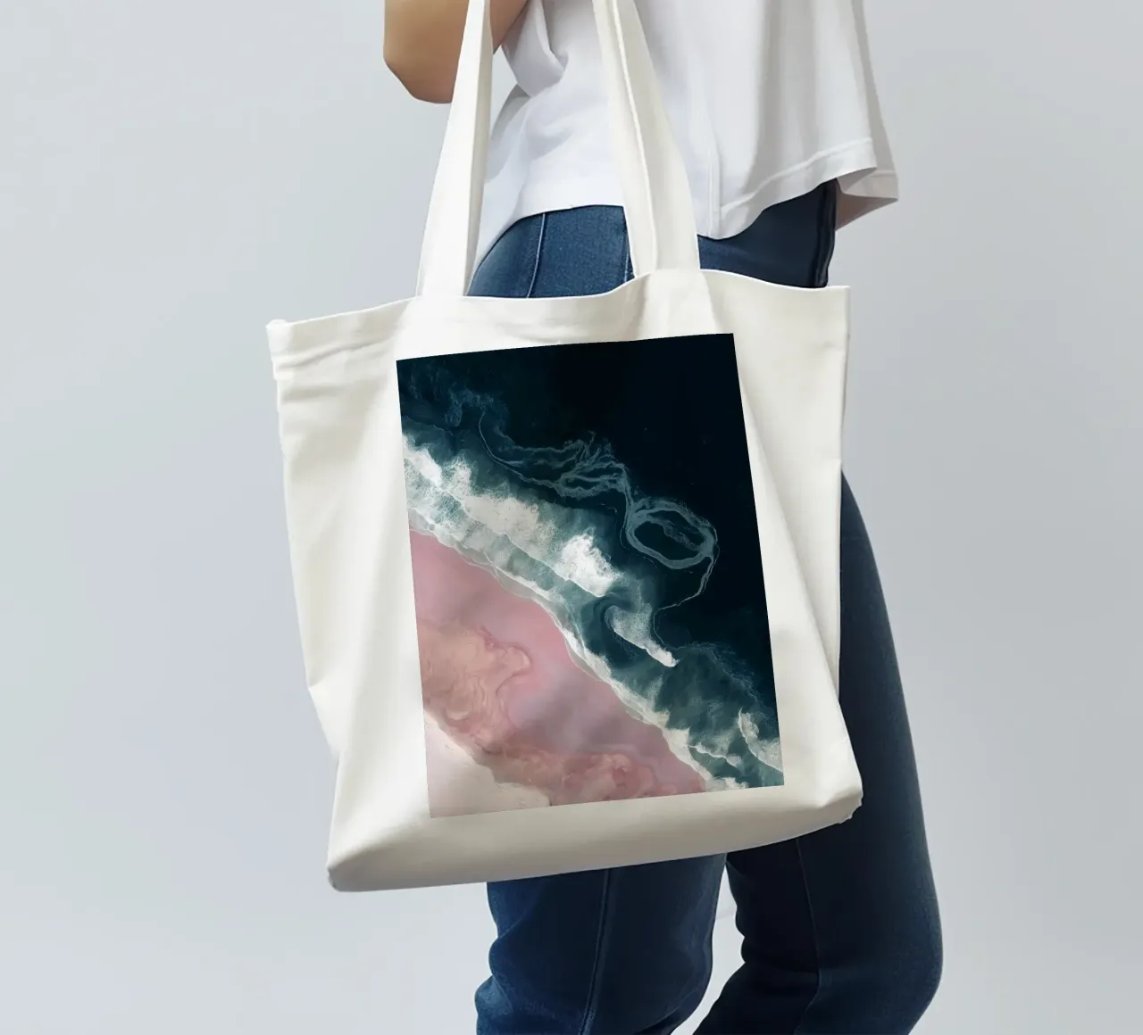 Dark Currents & Pink Sands - Abstract Aerial Ocean Print borsa in juta da Vela Luna