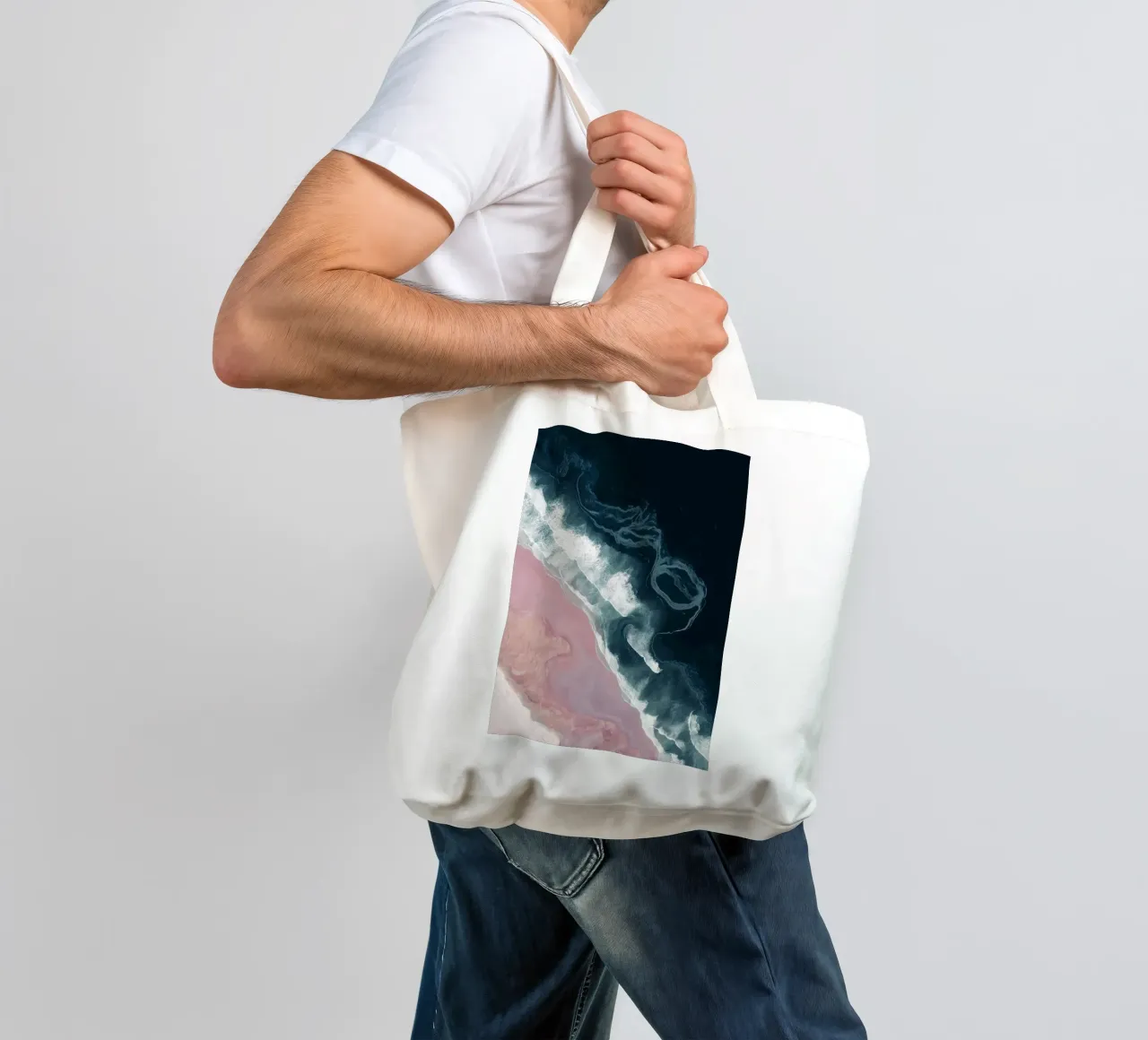 Dark Currents & Pink Sands - Abstract Aerial Ocean Print borsa in juta da Vela Luna