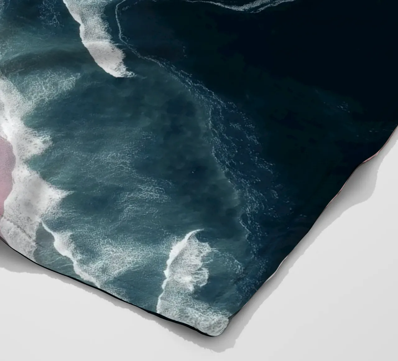 Dark Currents & Pink Sands - Abstract Aerial Ocean Print coperta in pile da Vela Luna