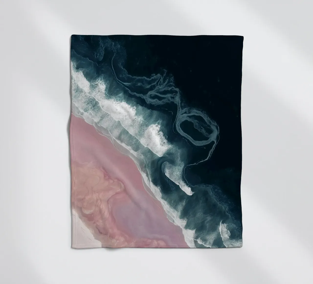 Dark Currents & Pink Sands - Abstract Aerial Ocean Print coperta in pile da Vela Luna