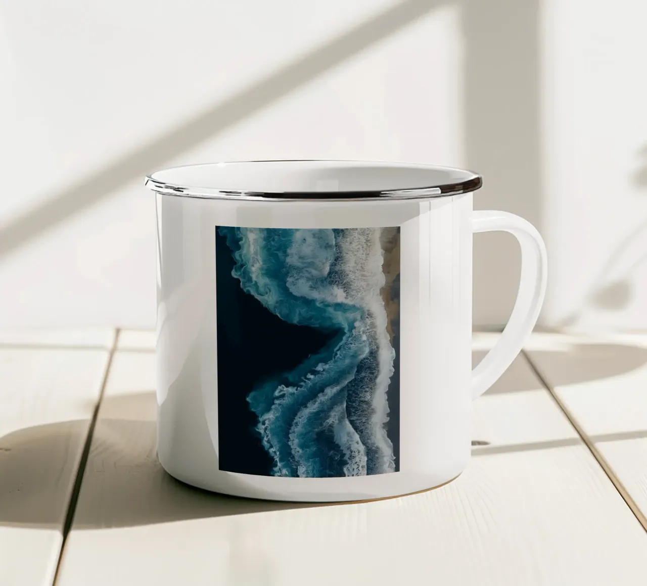 Waves of Blue - Abstract Aerial Coastline Photography tazza in smalto da Vela Luna