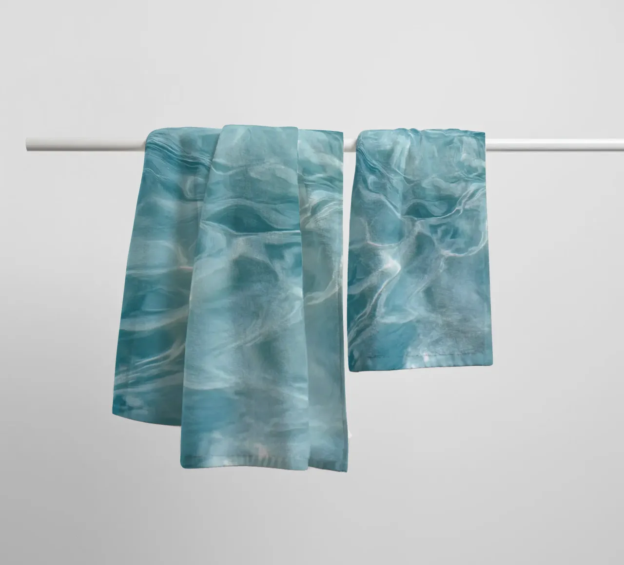 Pastel Blue Ripples - Calm Water Abstract Photo Print asciugamano da bagno da Vela Luna