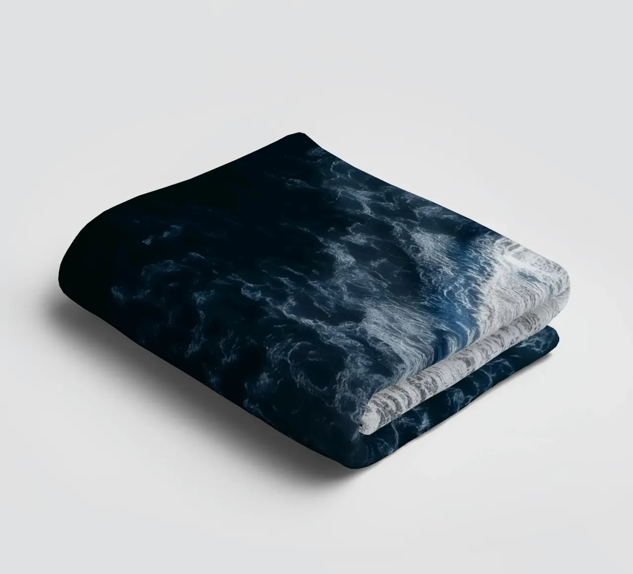 Black Sand Beach & Ocean Waves - Aerial Coastal Poster Handtuch von Vela Luna