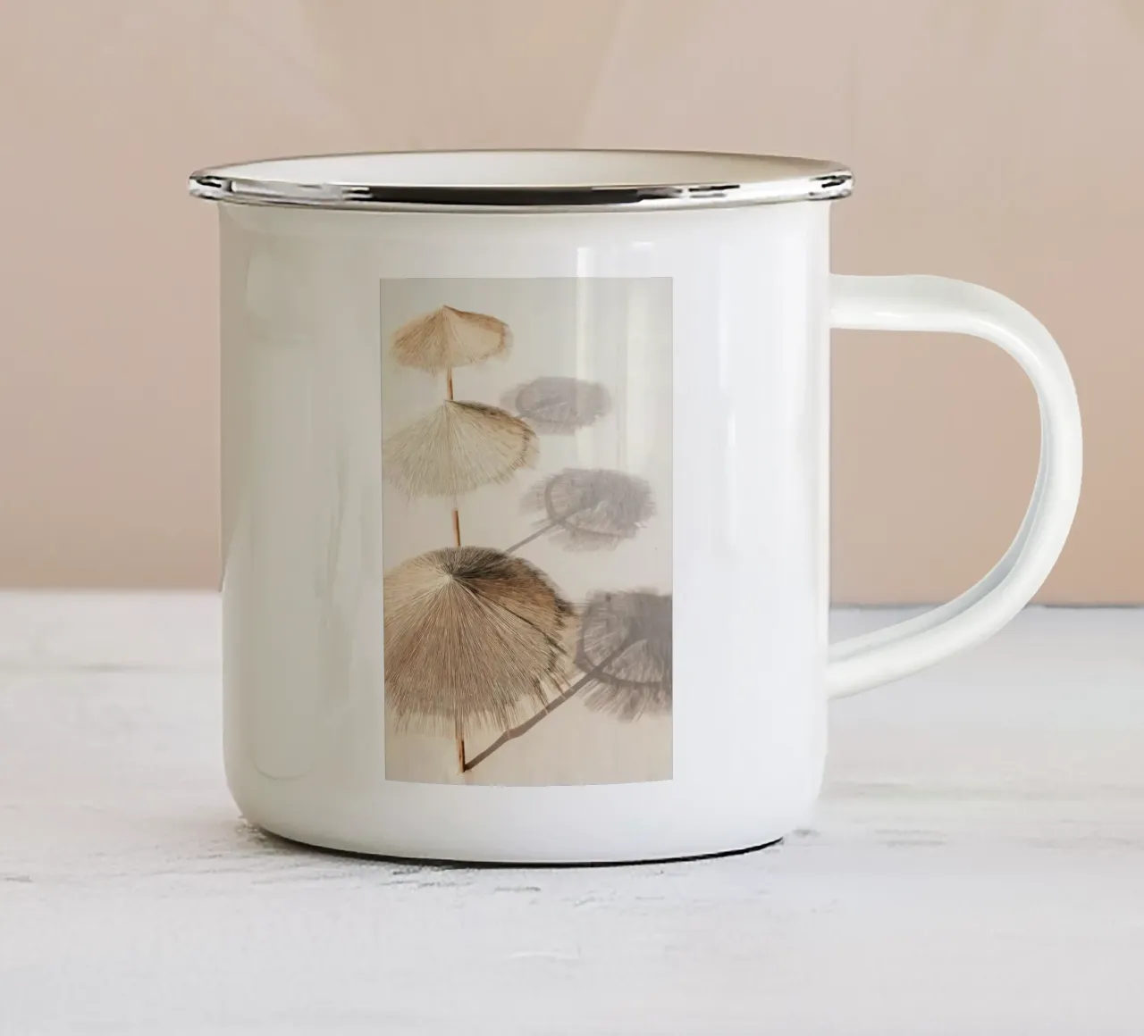 Straw Beach Umbrellas - Minimal Neutral Coastal Poster tazza in smalto da Vela Luna