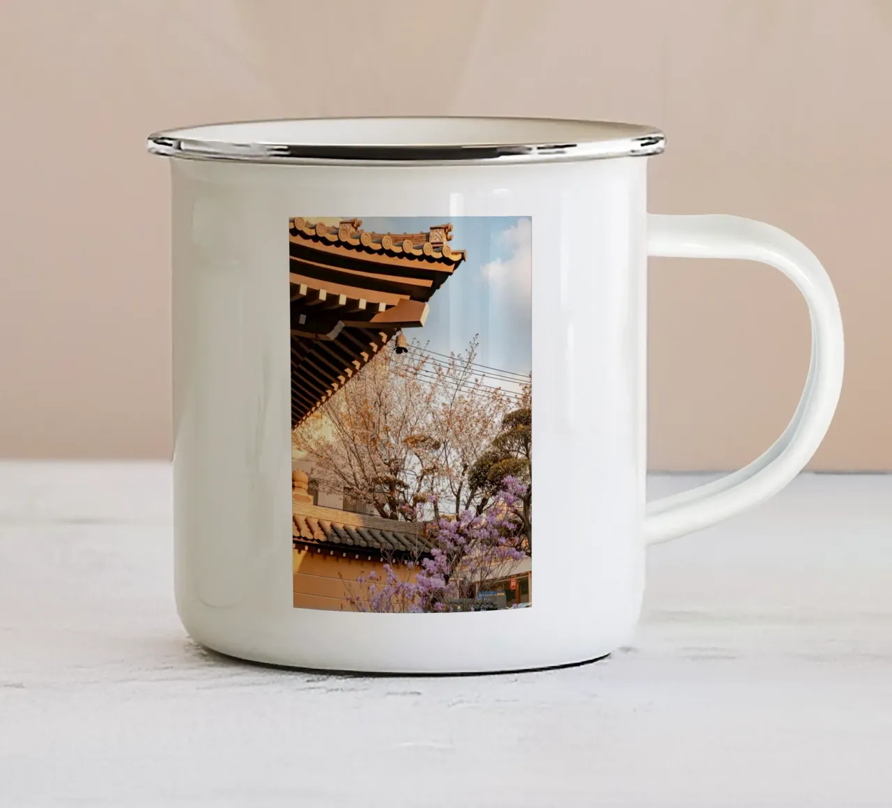 Tempio giapponese dei fiori al tramonto a Kagoshima tazza in smalto da Marcel Bisig