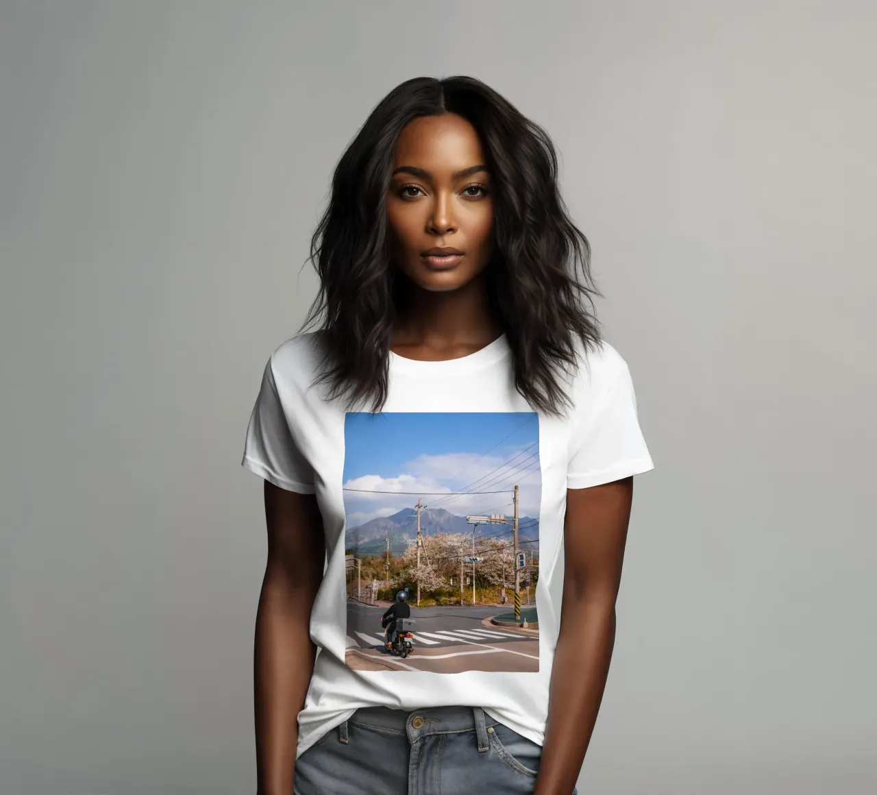 Kirschblüten-Straßenszene in Kagoshima, Japan Frauen T-Shirt von Marcel Bisig