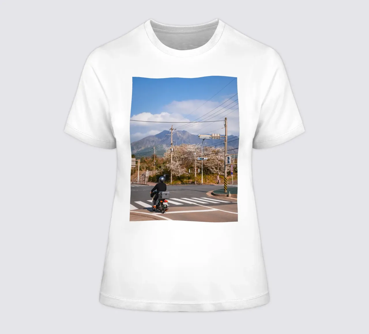 Kirschblüten-Straßenszene in Kagoshima, Japan Frauen T-Shirt von Marcel Bisig