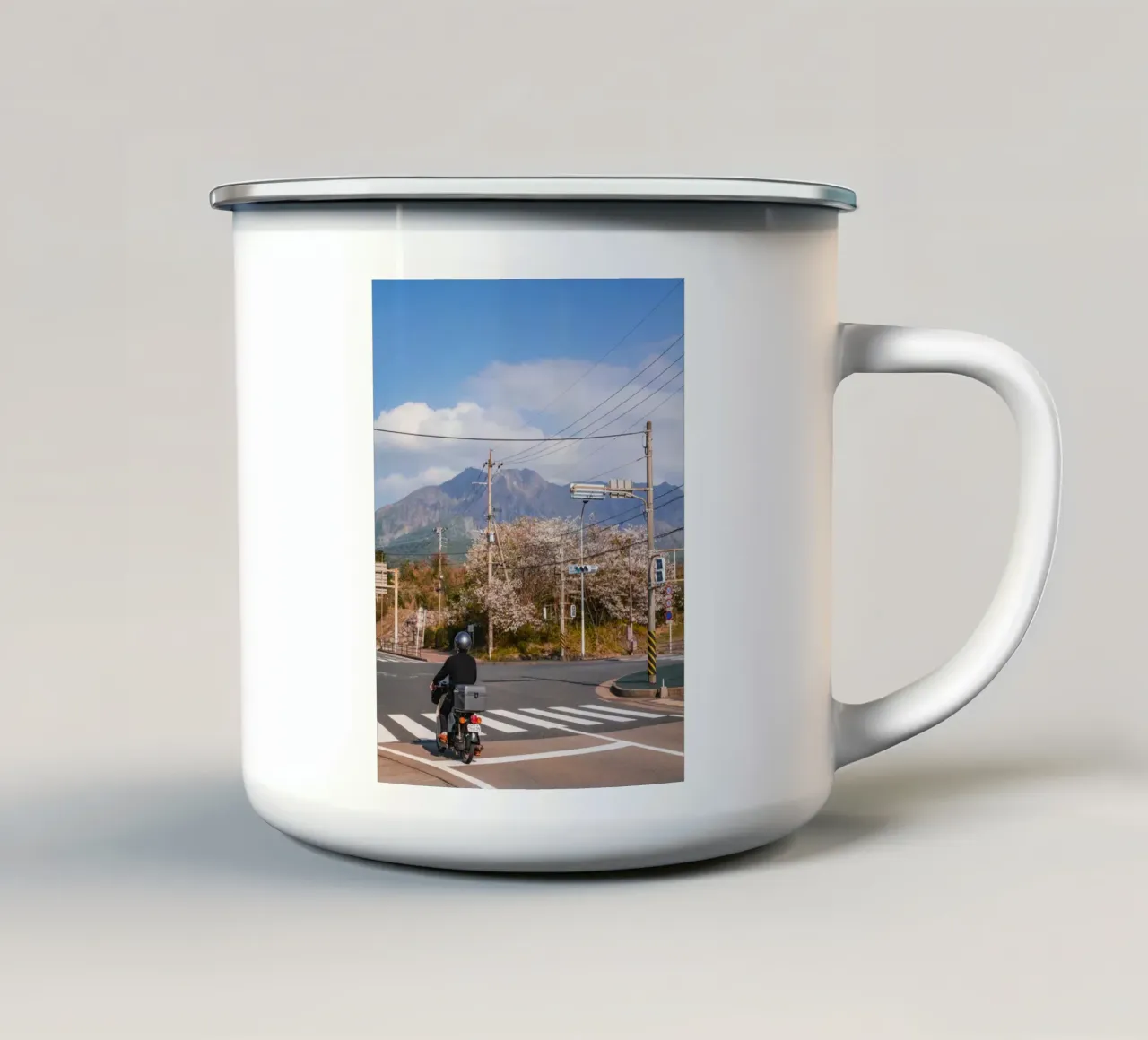 Scena di strada con fiori di ciliegio a Kagoshima, Giappone tazza in smalto da Marcel Bisig